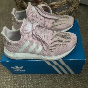 Women’s Adidas sneaker in Size 7.5